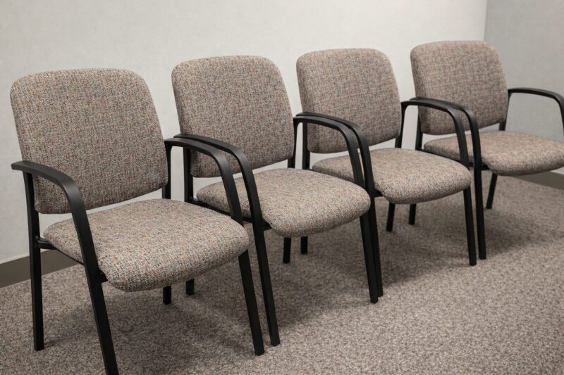 Strapazierfähiger Polsterstoff für Stühle Höpke Tahiti 6300 Grau meliert in einem Wartezimmer.